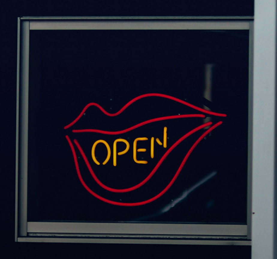 川沿いに横並びで配されたリバーサイドソファーシート。